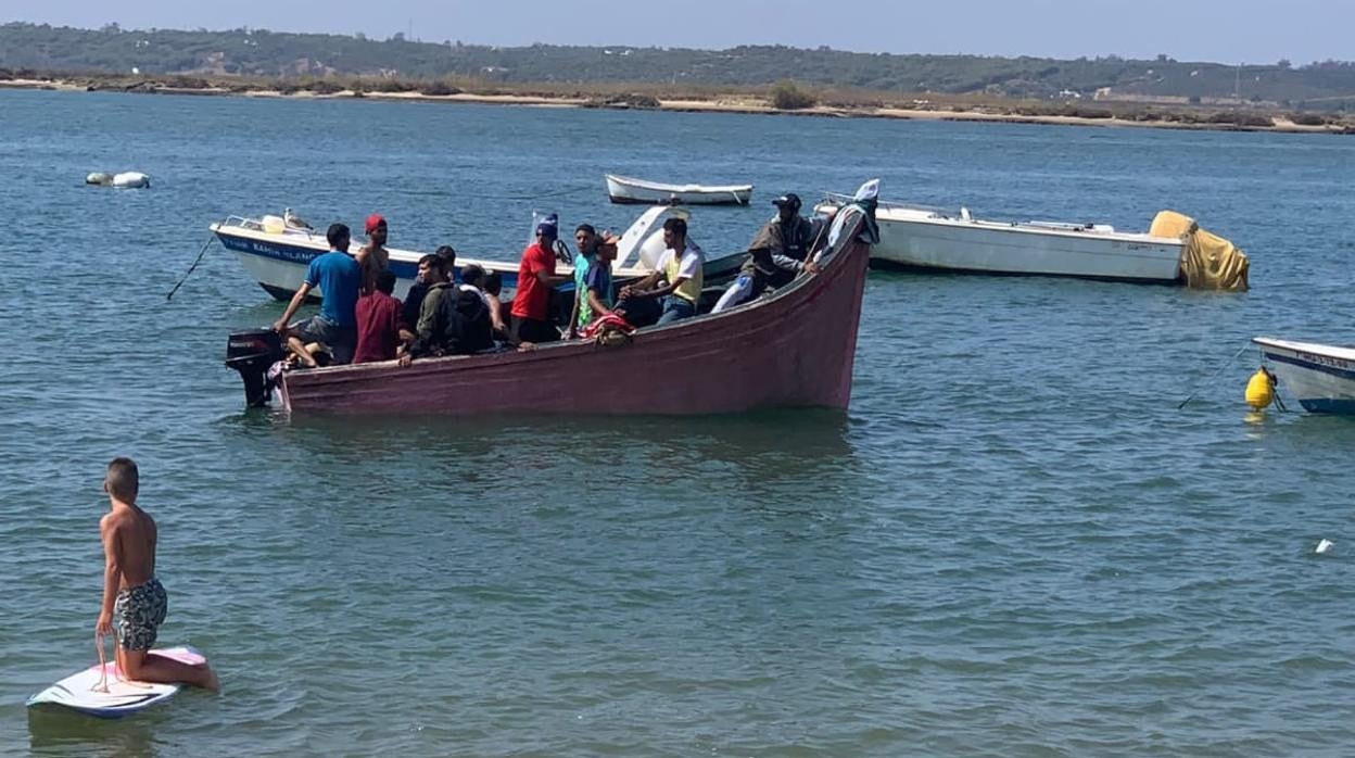 Imagen de la llegada de los inmigrantes a la playa