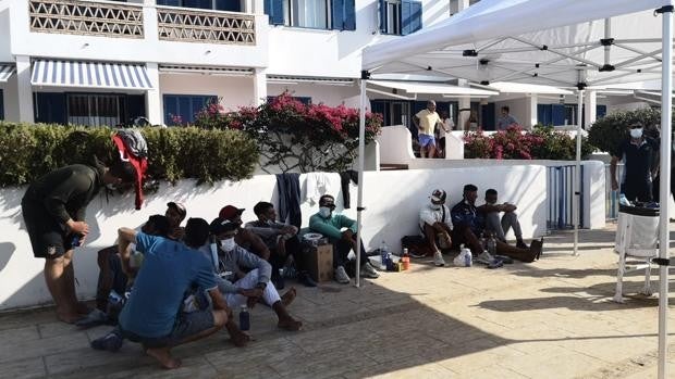 Salud activa el protocolo Covid al dar positivo uno de los inmigrantes llegados en patera a la costa de Huelva