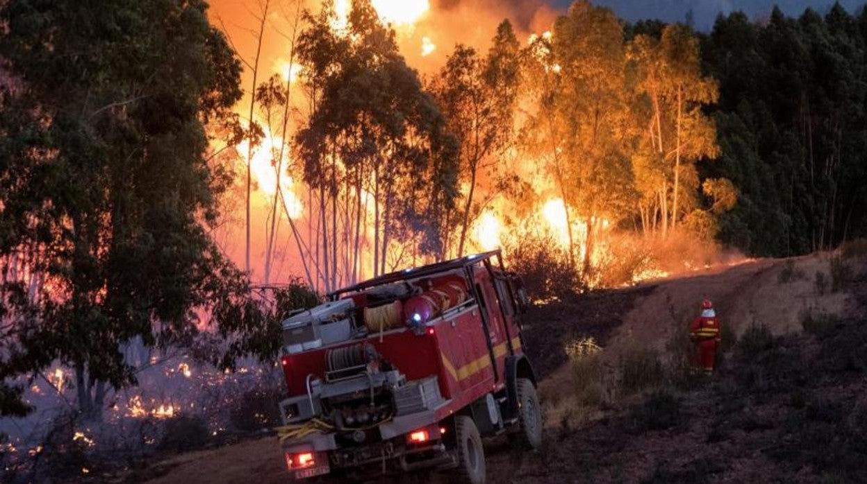 Miembros de la UME trabajan en 2020 en el incendio de la localidad de Almonaster la Real