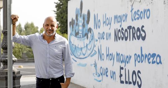 Herminio Membrives, junto a una pintada en la Cruz del Rastro de Córdoba