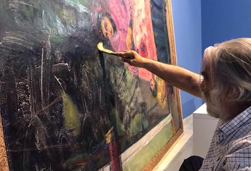 Rafael Aguilera trabajando en un cuadro