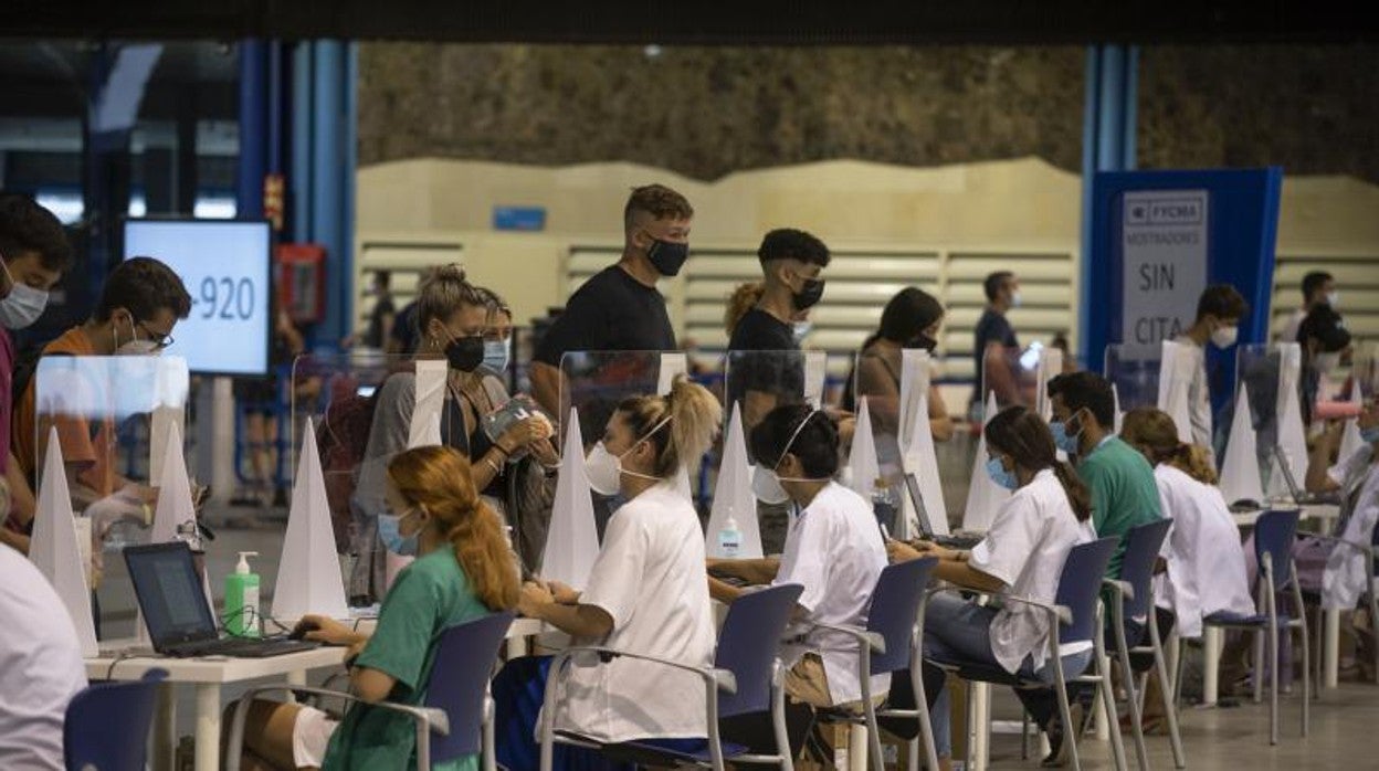 Jóvenes acuden sin citar previa a vacunarse en Málaga
