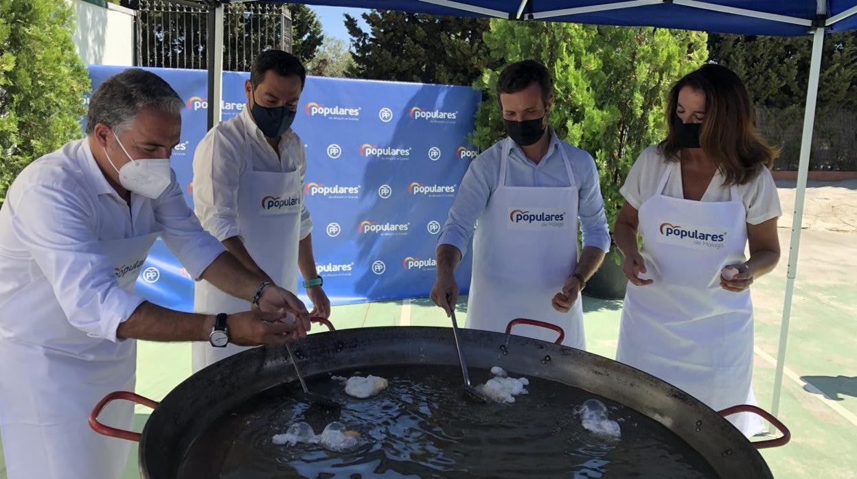 Pablo Casado con Juanma Moreno en la fritada de huevos y patatas en Alhaurín el Grande junto a Elías Bendodo y la alcaldesa Toñi Ledesma