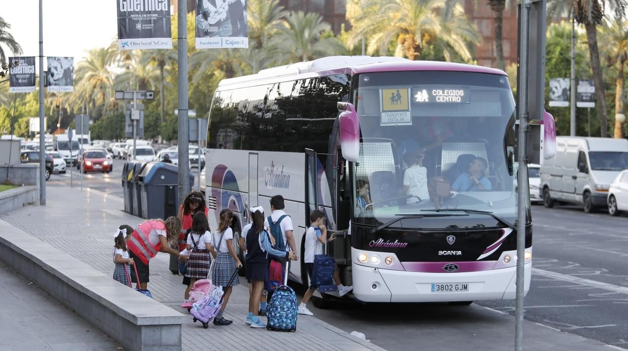 Escolares suben a un autobús de transporte en el Centro de Córdoba
