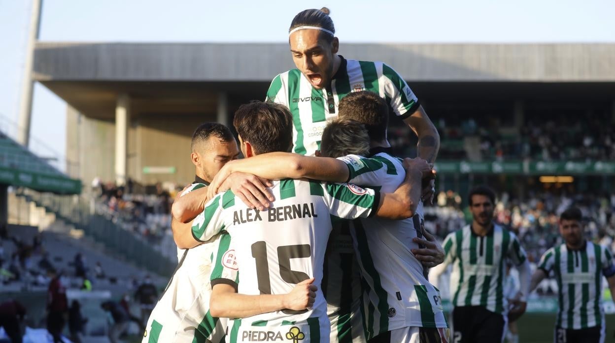 La plantilla del Córdoba CF celebra el gol ante el CD Coria
