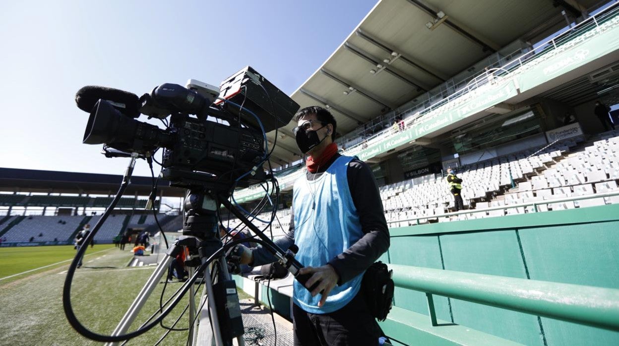 Un operador de cámara en el estadio El Arcángel