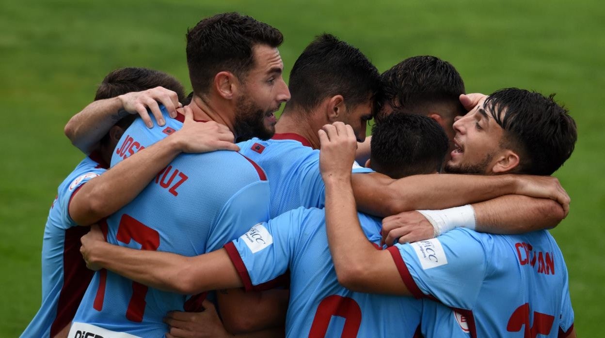 La plantilla del Córdoba CF celebra la victoria de la semana pasada ante el San Fernando