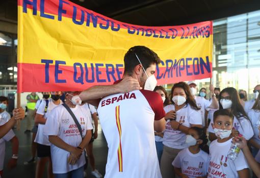 Alfonso Cabello, recibido por los suyos en la estación
