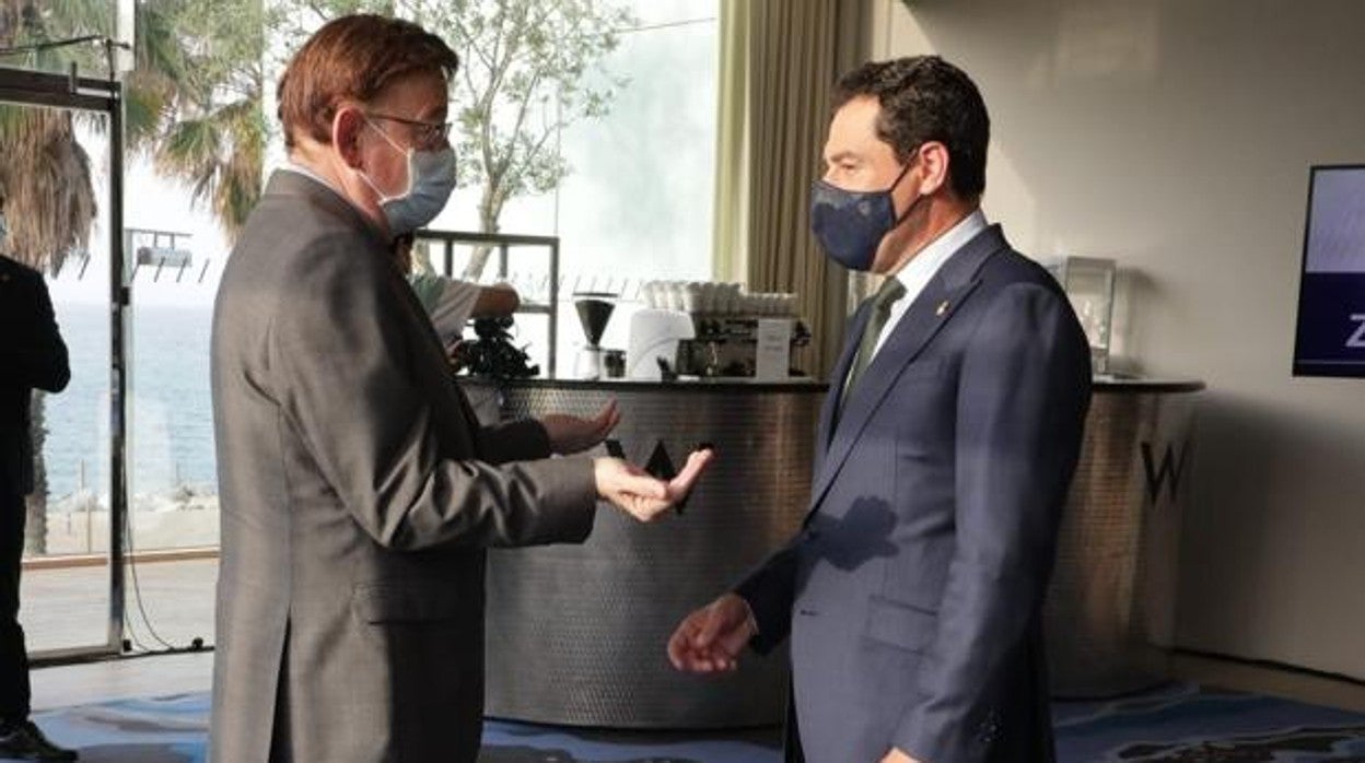 Ximo Puig y Juanma Moreno conversan durante un encuentro en Valencia