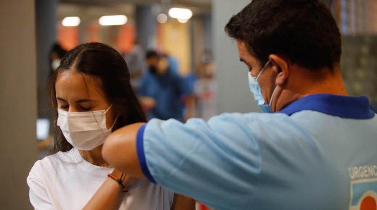 Una joven recibe la vacuna del coronavirus en un centro de Córdoba
