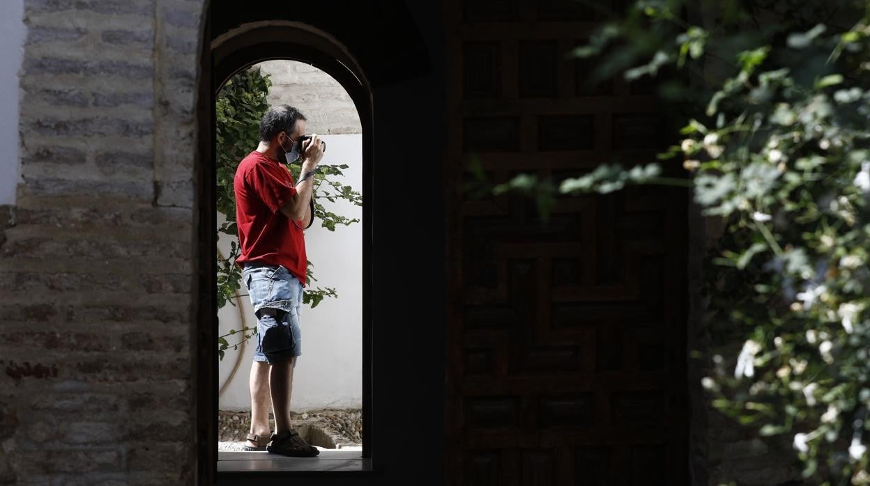 Un turista en el Casco Histórico de Córdoba