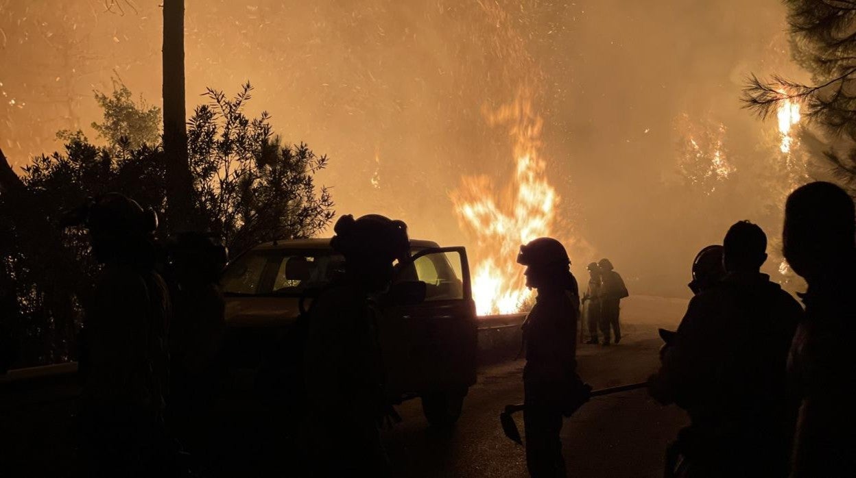 Bomberos enfrentandose al fuego durante la noche