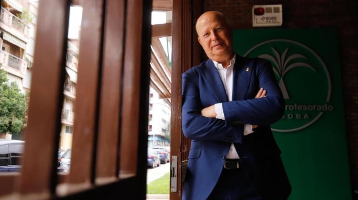 Javier Imbroda posa para ABC en el centro docente de la capital cordobesa