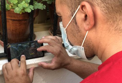 Un vecino de Jubrique seguía los planos de la evolución del incendio en el móvil