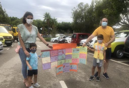 Darío y Marco llevaron un mural de los alumnos del colegio Nuestra Señora del Carmen de Estepona al puesto de mando