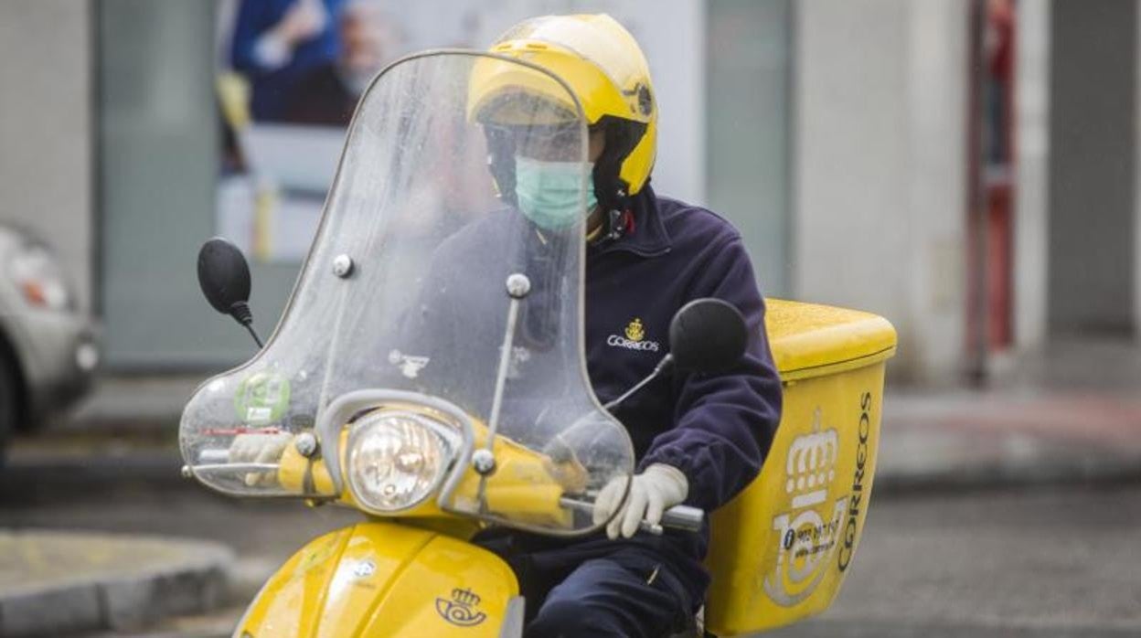 Repartidor de Correos en moto