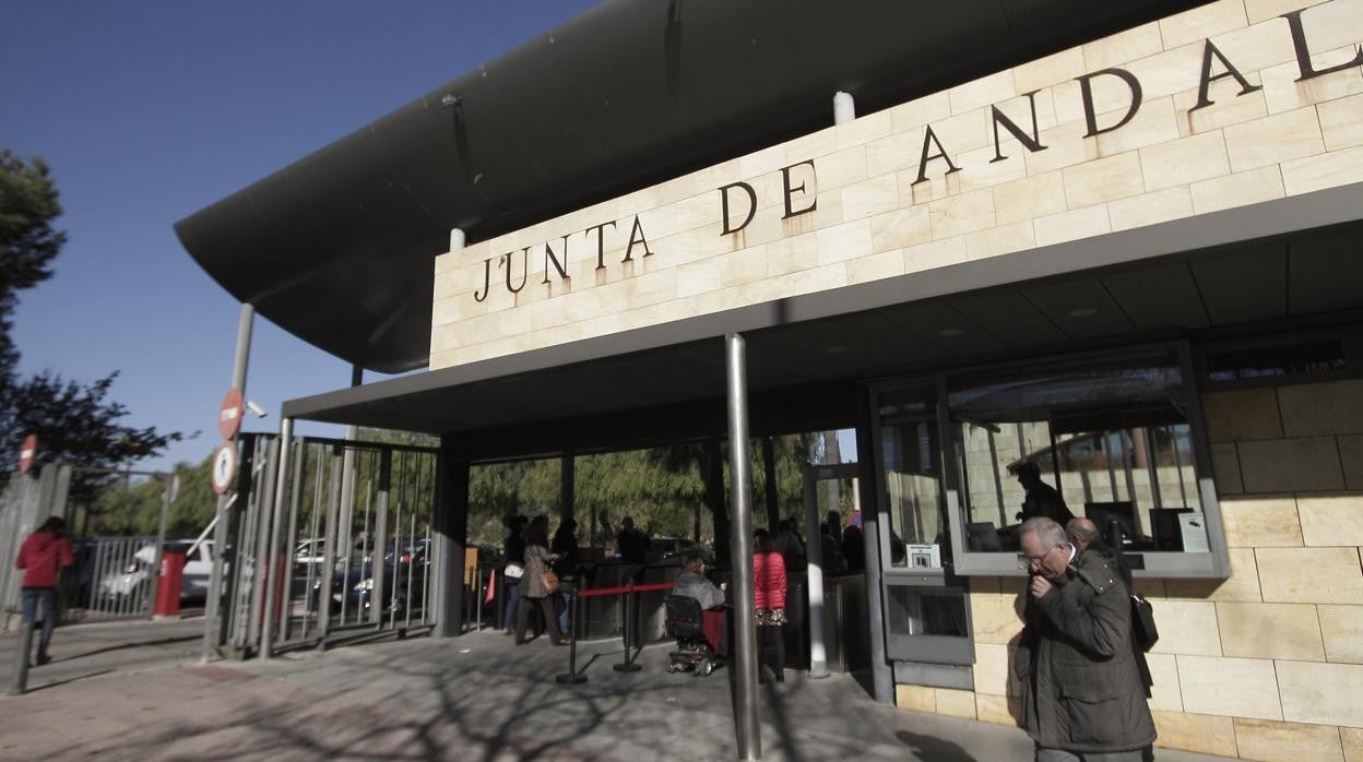 Edificio Torre Triana, sede de varias consejerías de la Junta