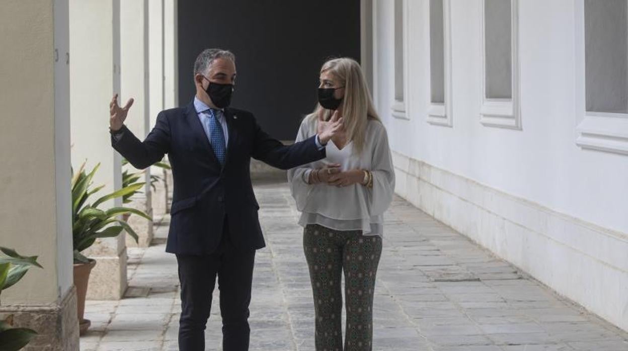 El consejero de la Presidencia, Elías Bendodo y la consejera de Cultura, Patricia del Pozo, este martes en los pasillos de San Telmo