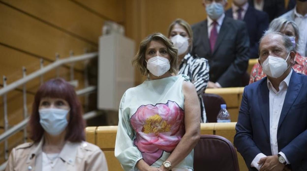Susana Díaz en su escaño del Senado, situado detrás de Micaela Navarro, presidenta del PSOE andaluz