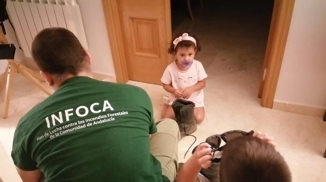 Jesús Escribano despidiéndose de sus hijos