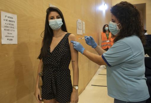 Una joven inmunizándose en la ciudad de Córdoba
