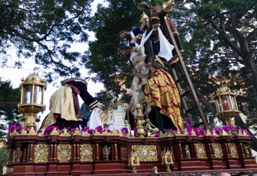 El Sagrado Descendimiento es la única imagen del cortejo que recorre el Paseo del Parque cada año en Semana Santa