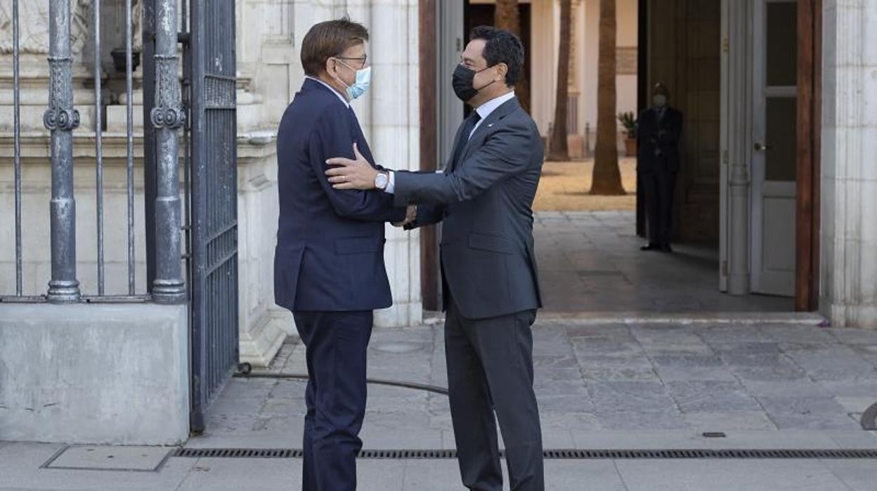 El presidente de la Junta, Juanma Moreno, da la bienvenida a su homólogo de la Generalitat, Ximo Puig