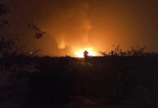 Imagen de un incendio tras caer un rayo en la localidad de Lepe