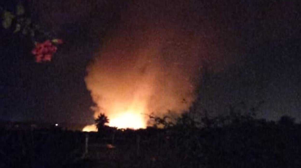 Fuego del incendio originado por el rayo caído en Lepe