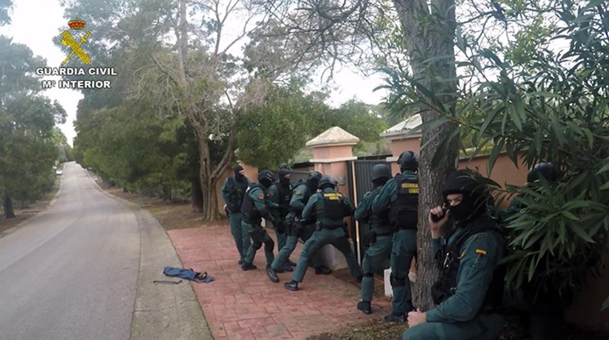 Agentes de la Guardia Civil, durante una operación en una villa de Sotogrande