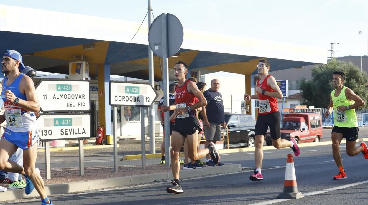 Varios corredores pasan por el ecuador de la Media Córdoba - Almodóvar