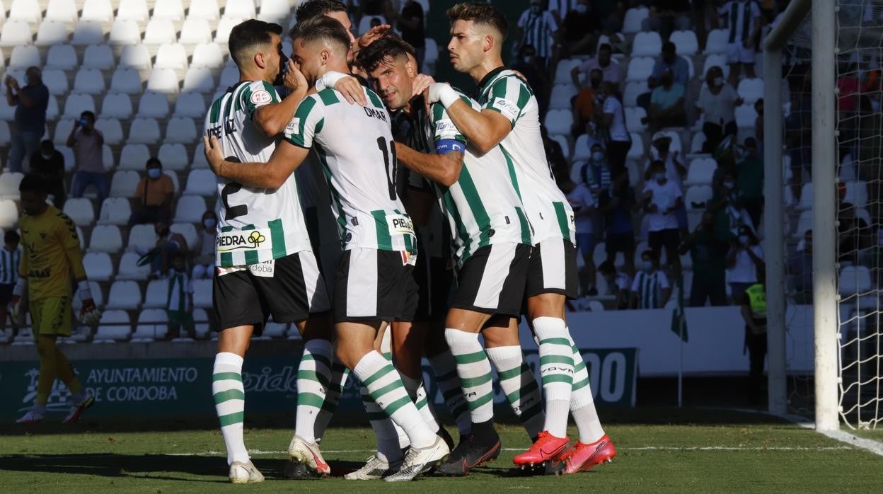 Los jugadores del Córdoba CF celebran el 3-1 de Willy, el domingo, ante el Don Benito