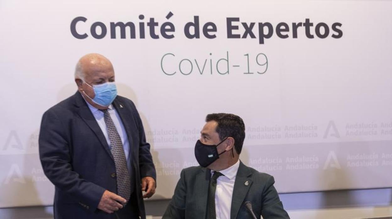 Jesús Aguirre, consejero de Salud, de pie, con el presidente de la Junta