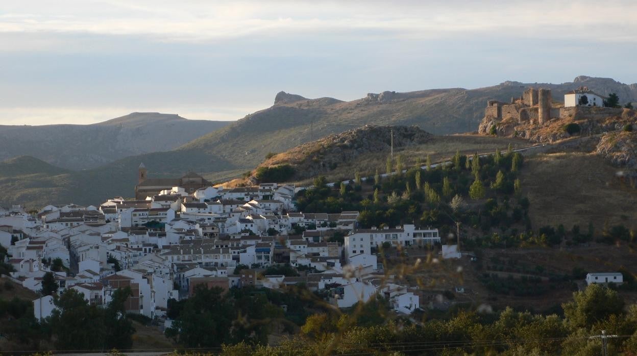 Panorámica de Carcabuey, con su castillo y ermita en la parte alta de la serranía
