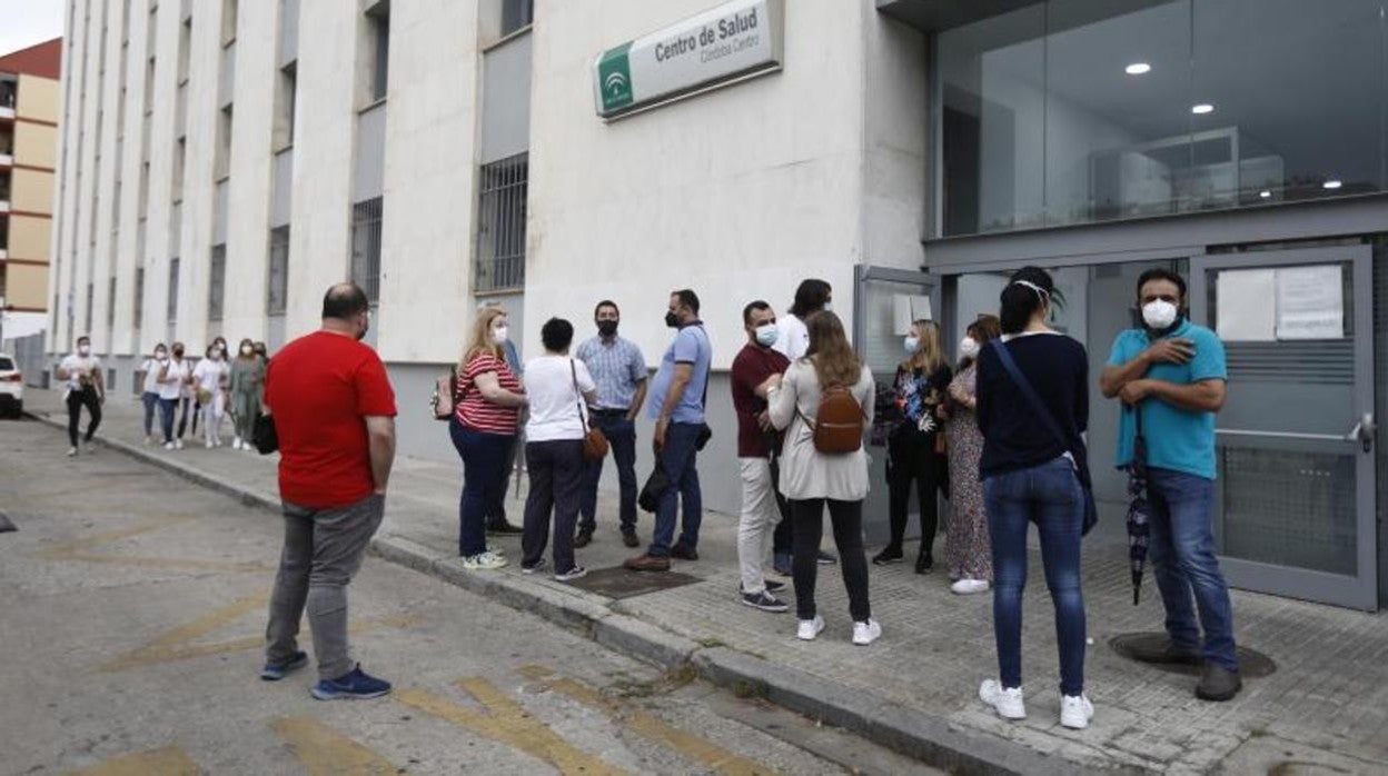 El 1 de octubre volverá la presencialidad a todos los centros de salud, como el de la imagen en la avenida de América de Córdoba en una imagen tomada durante la vacunación a docentes