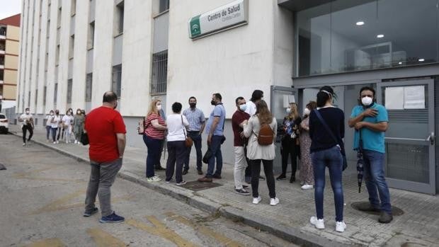 La falta de personal médico amenaza la nueva estrategia de Atención Primaria en los centros de salud de Andalucía
