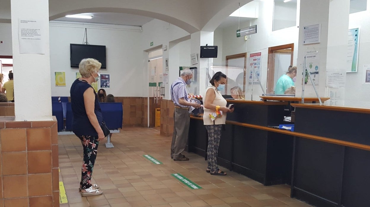 Usuarios este viernes en el centro de Salud de Montequinto (Sevilla)