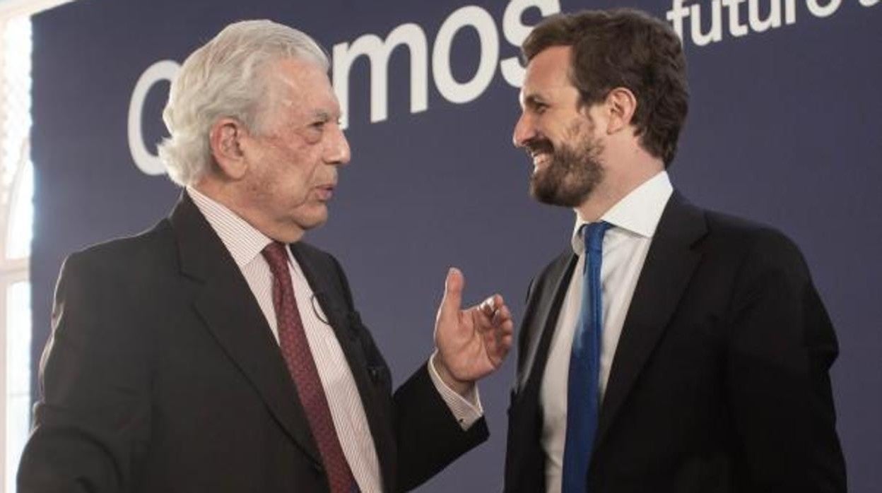 Vargas Llosa conversa con Casado tras acabar el coloquio en la convención nacional del PP en Sevilla