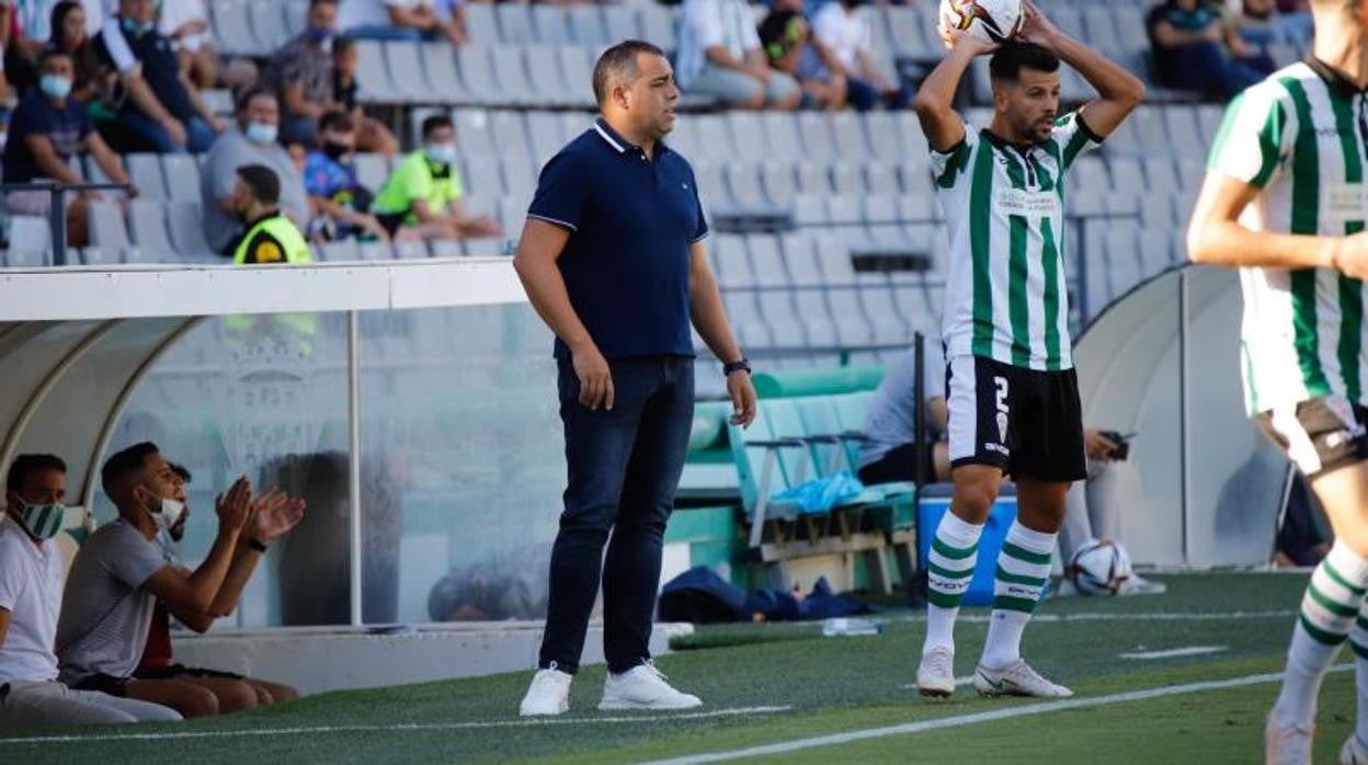 Germán Crespo, en un saque de banda que va a efectuar José Ruiz