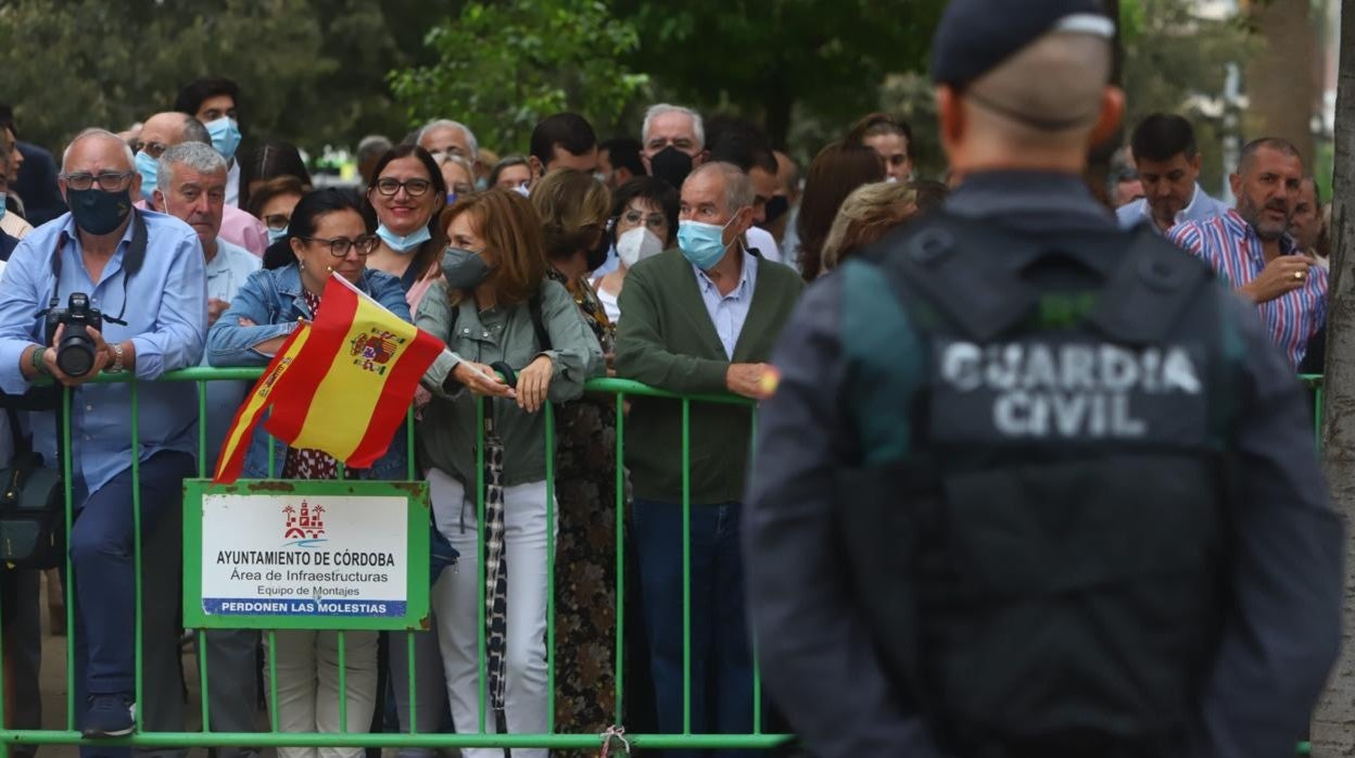 Público en la avenida de República Argentina