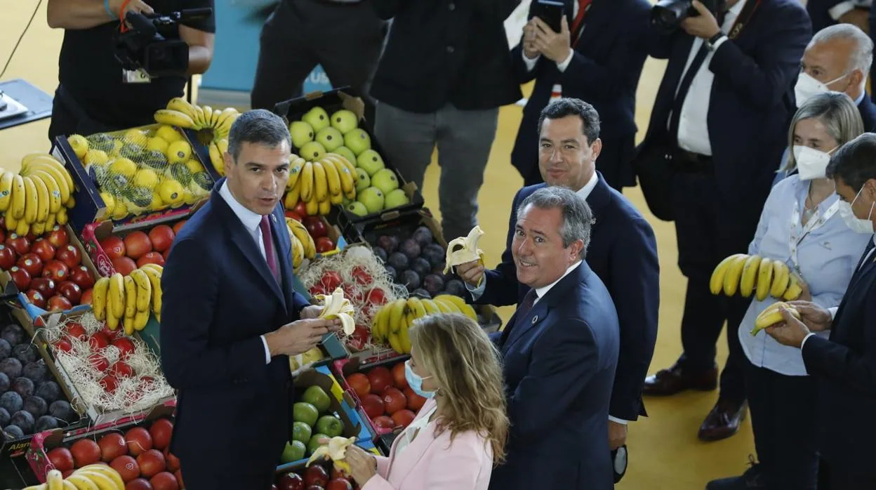 Los tres líderes se comen un plátano de Canarias como muestra de apoyo a las islas
