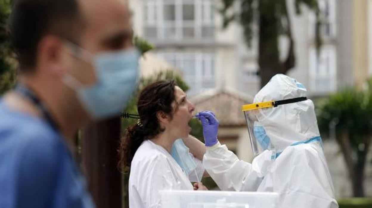 Una mujer se somete a una prueba de Covid