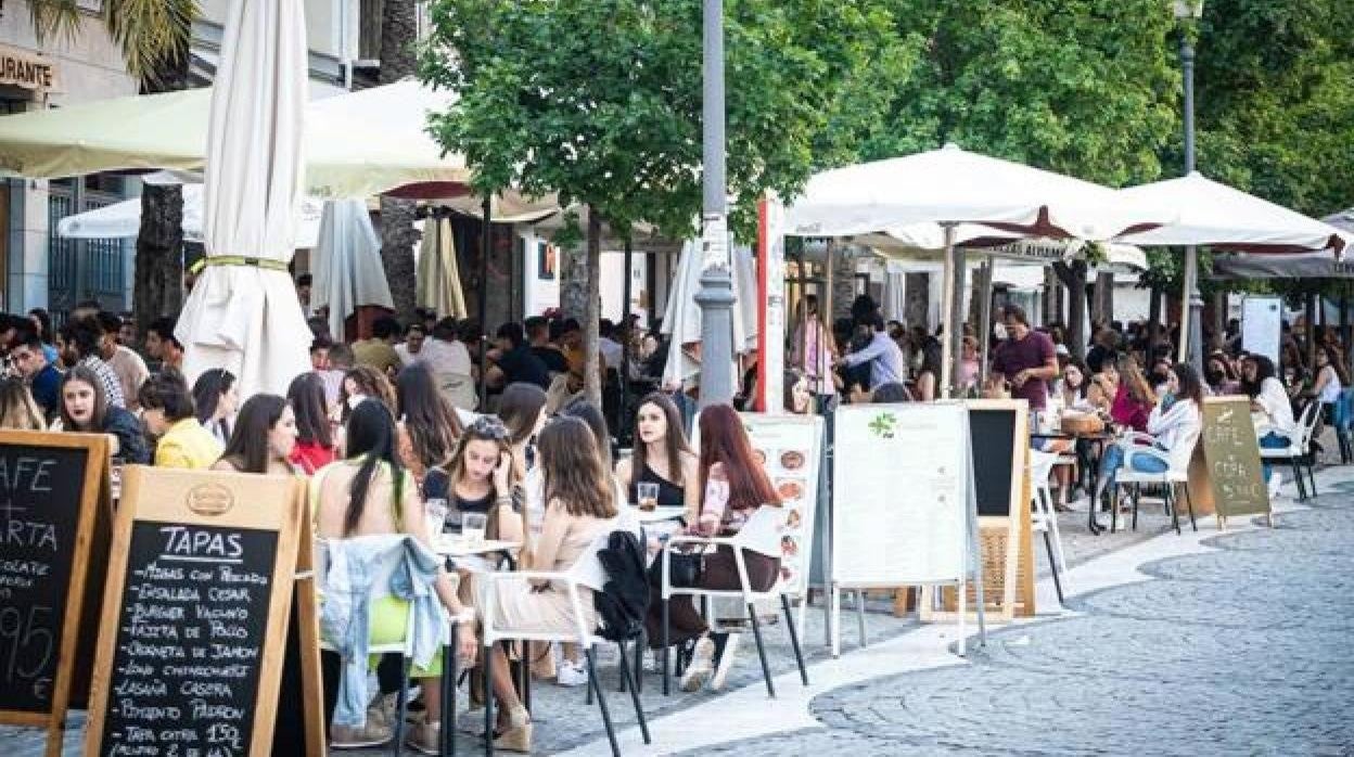 Terrazas de los bares llenas en una imagen de archivo