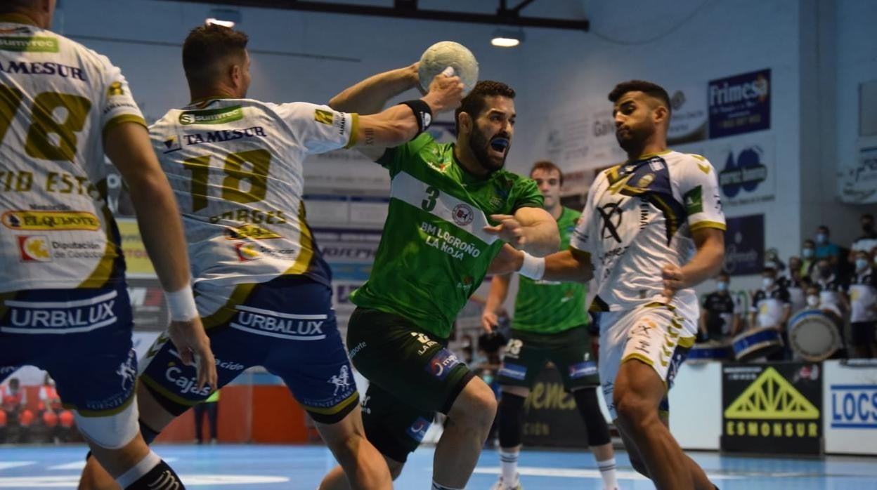 La defensa del Ximénez frena un ataque del Logroño La Rioja, este miércoles, en el Miguel Salas