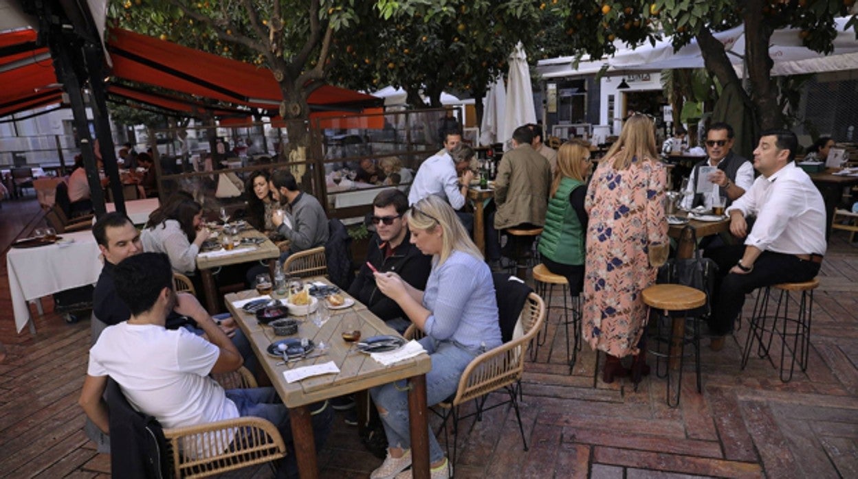 Clientes en una terraza de la Plaza de las Flores del centro de Málaga