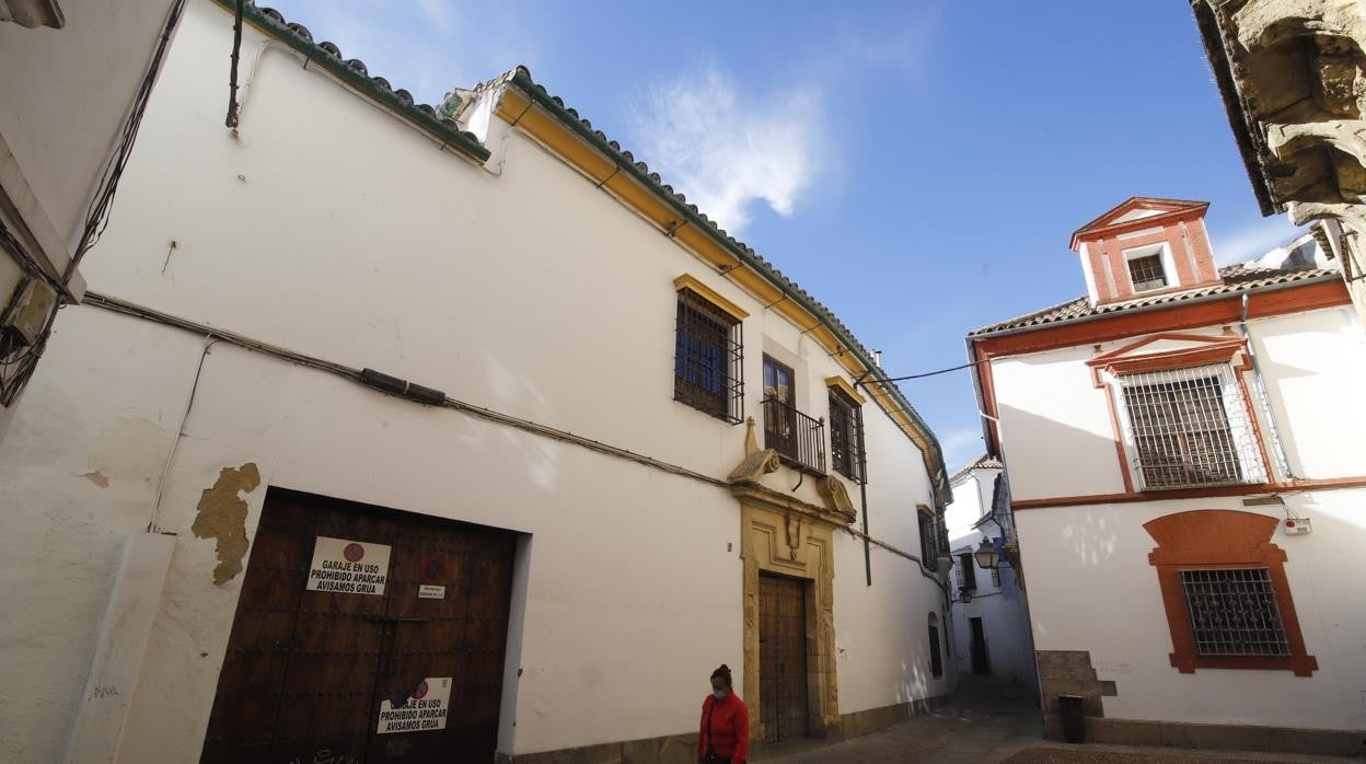 Una persona camina por la calle Cabezas
