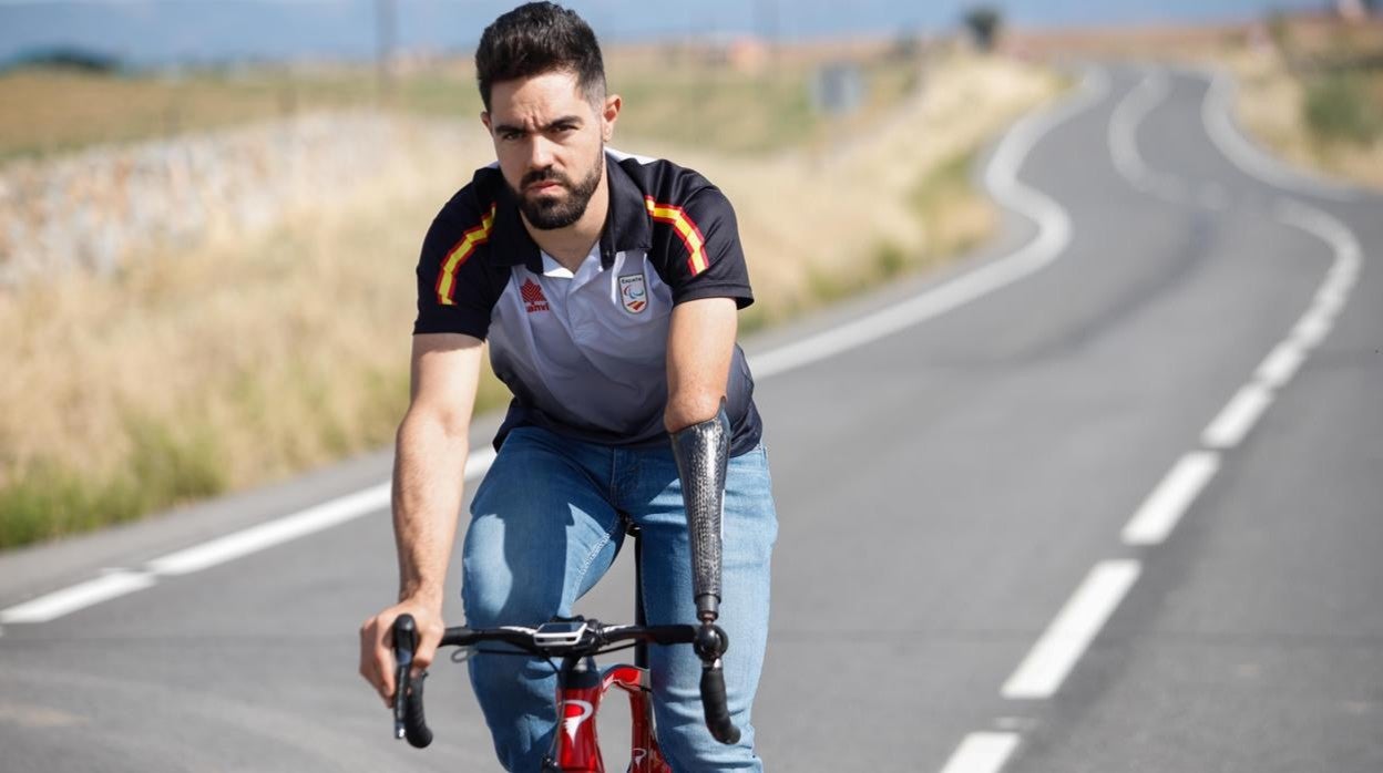 El doble campeón paralímpico Alfonso Cabello, en la carretera de Pozoblanco a El Guijo en la que entrena