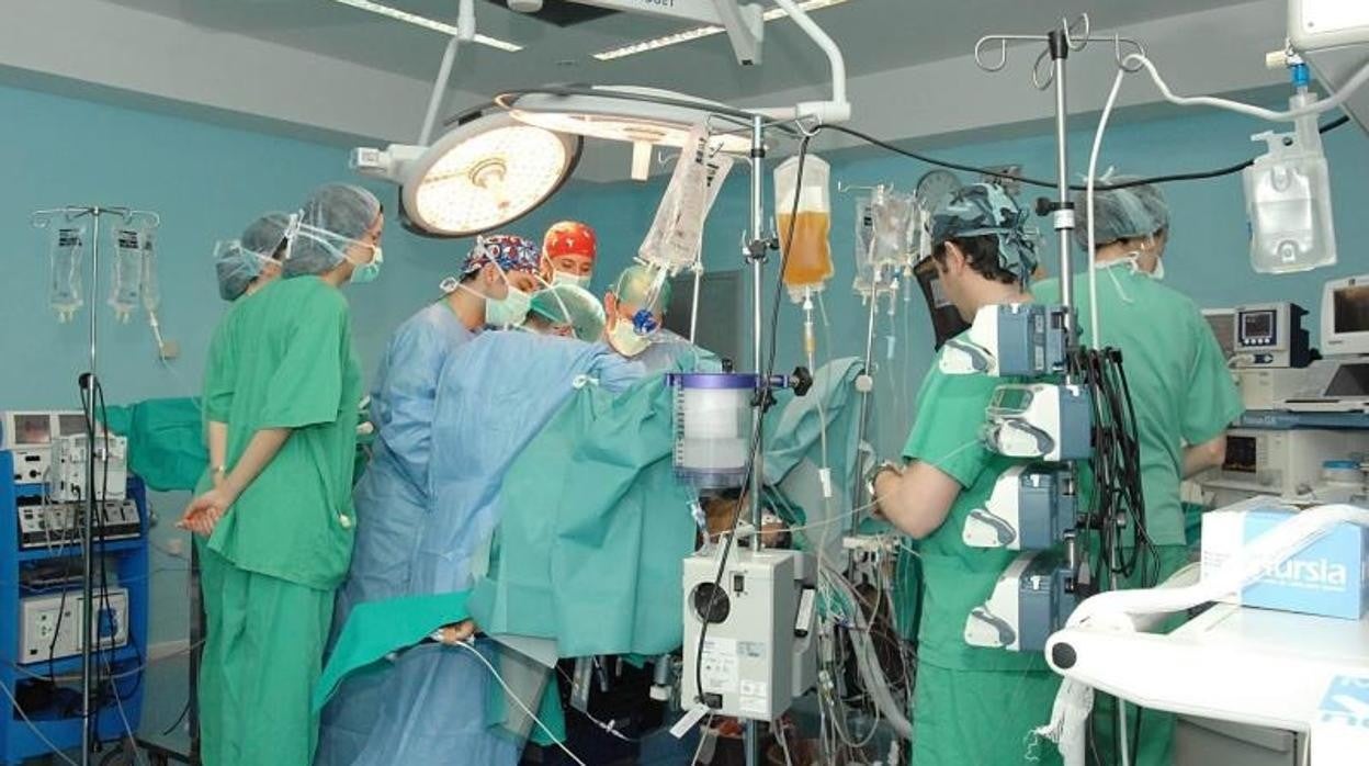 Un equipo de cirugía durante una operación en el Hospital Reina Sofía