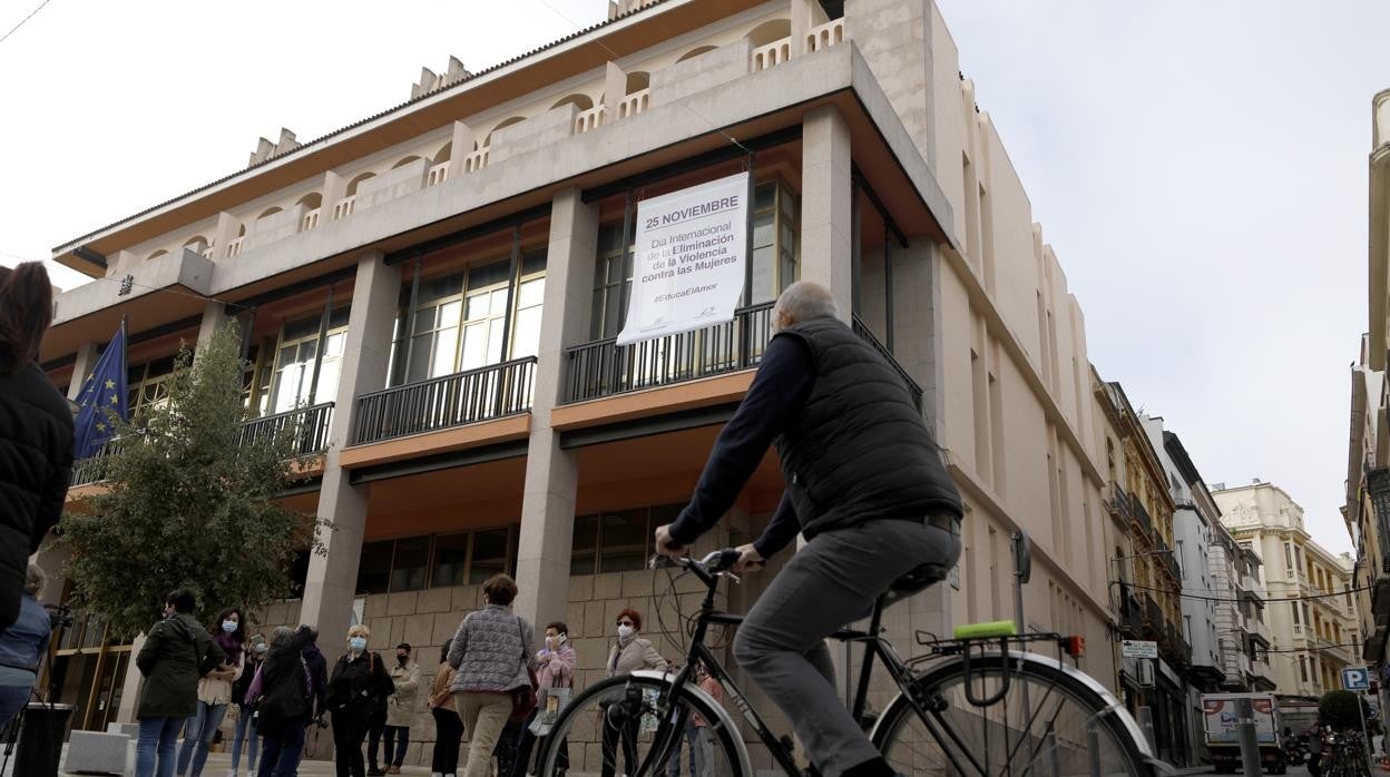 Un ciclista pasa por delante del Ayuntamiento
