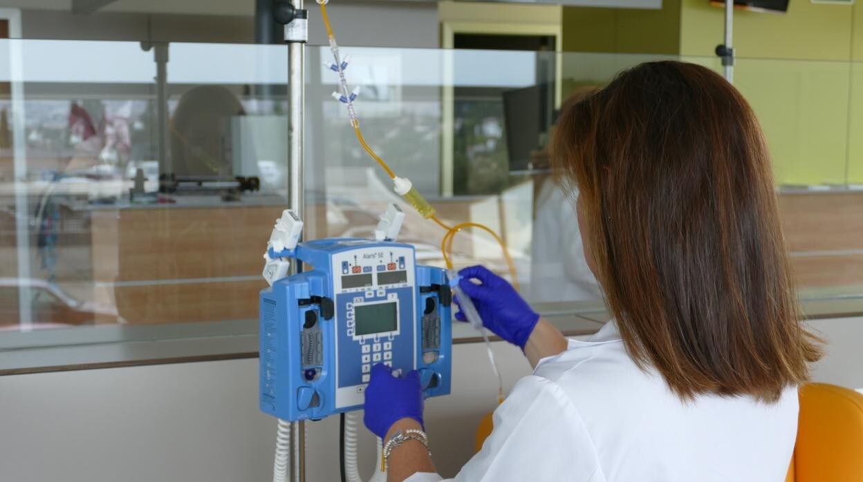 Una enfermera del San Juan de Dios prepara un tratamiento de quimioterapia